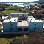 Luna S Privatnim Bazenom Помер